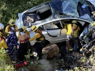 特斯拉Model 3从91米高悬崖坠落 车上2人被直升机送医后均无生命危险