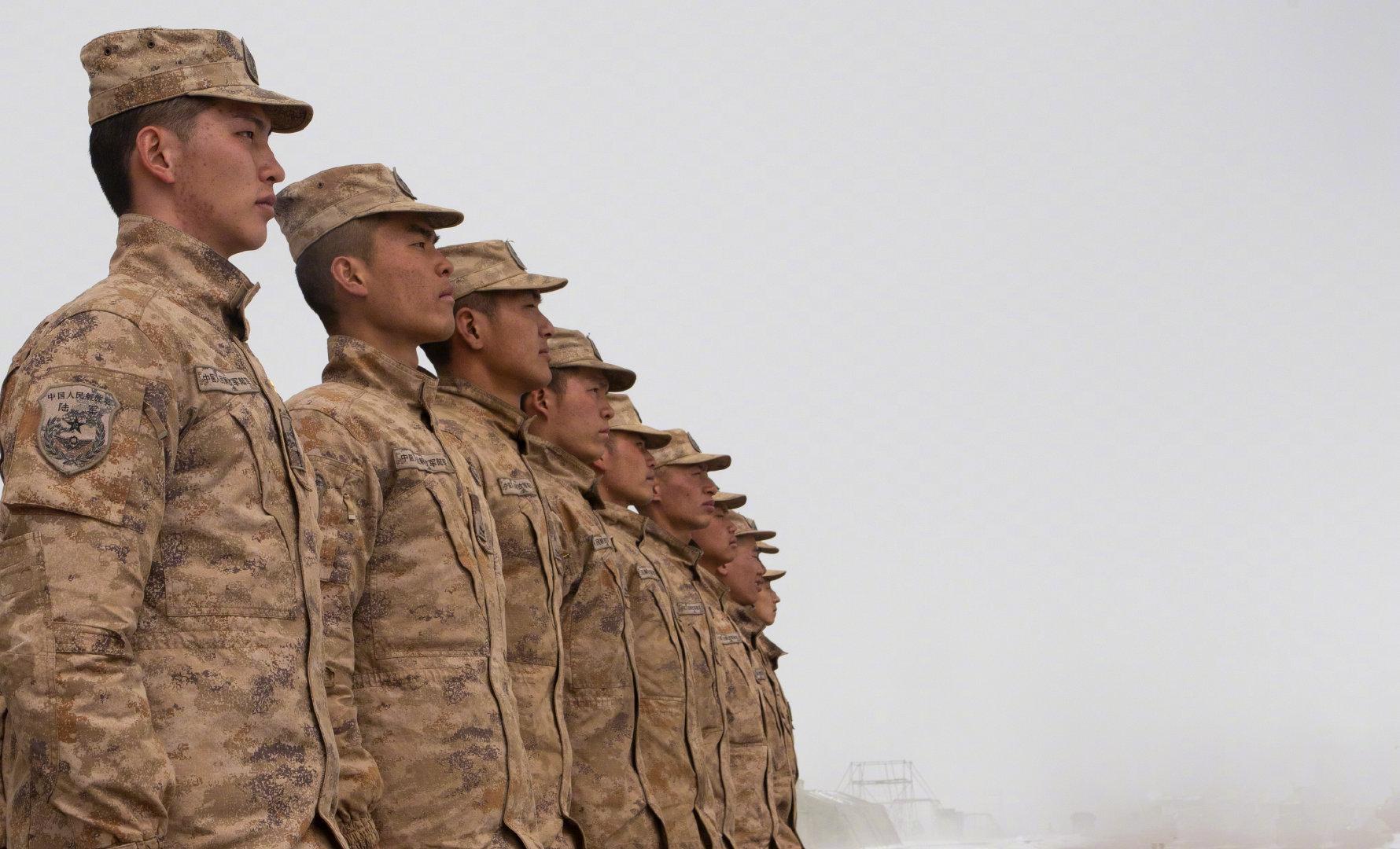 解锁"新皮肤"!高原官兵换装星空迷彩