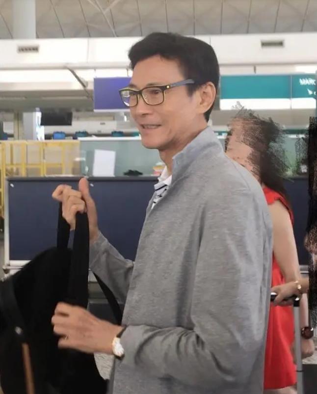 老戏骨郑少秋现身机场,75岁仍五官俊朗气质文雅,影迷感叹爷青回