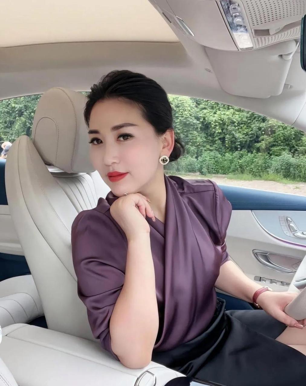 徐娘半老的她,风韵犹存.