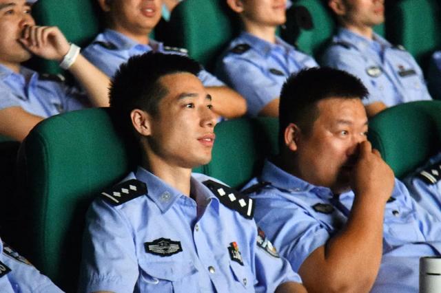 电影院门口,警察蜀黍拿着的盲袋里到底装着什么