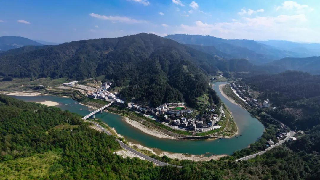 位于榕江县定威水族乡定旦村境内的都柳江河畔,活跃着一支"义务护渔队