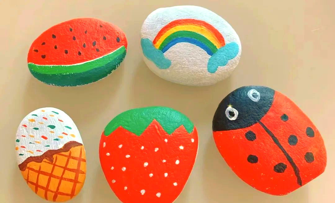 中二班课程故事:《探索多彩鹅卵石》