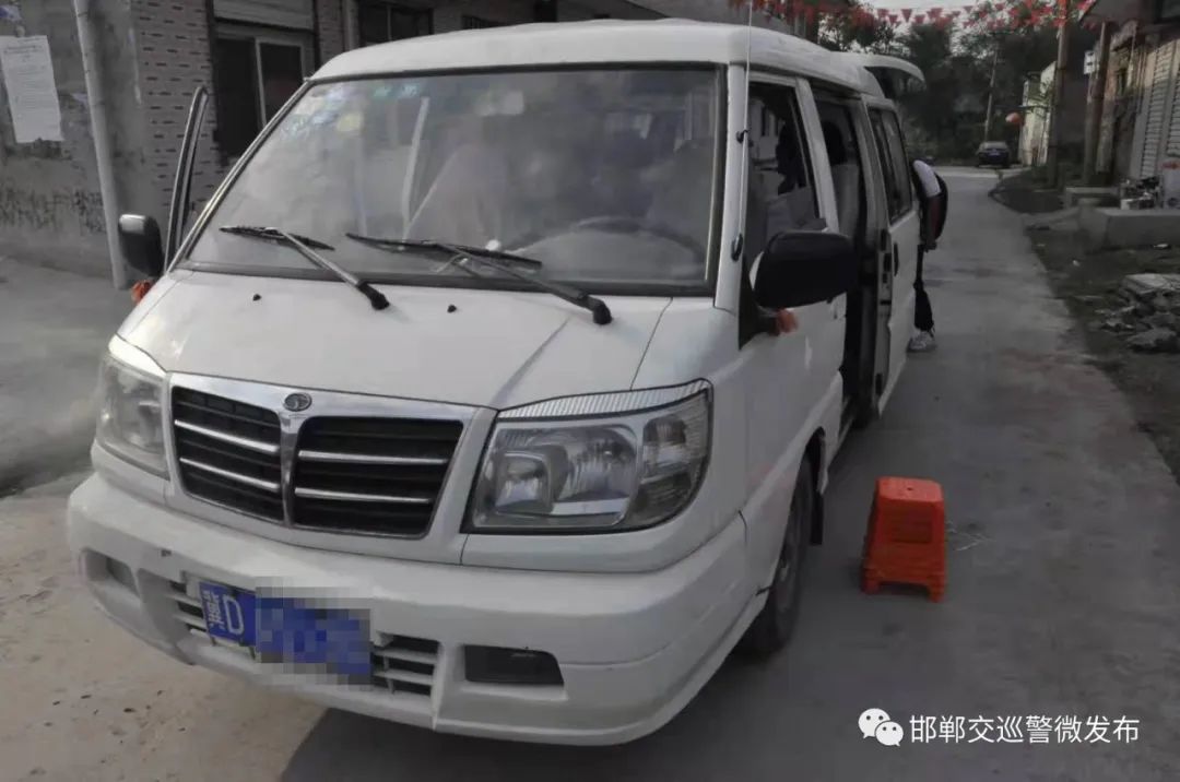 邯郸交巡警严查"黑校车" 护好上学"平安路"