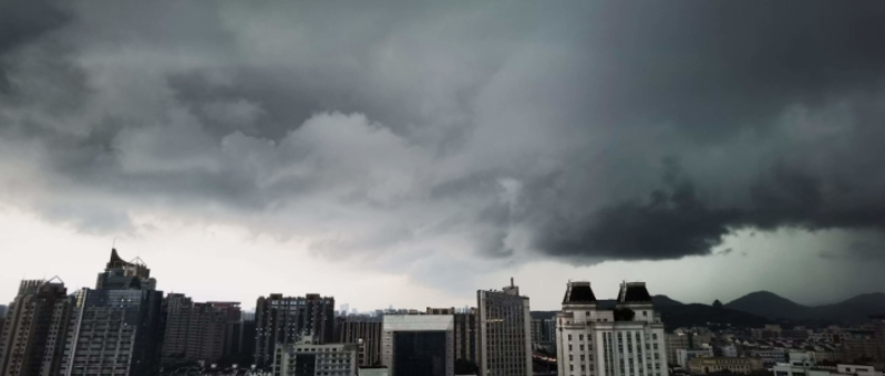 浙江一地出现龙卷风