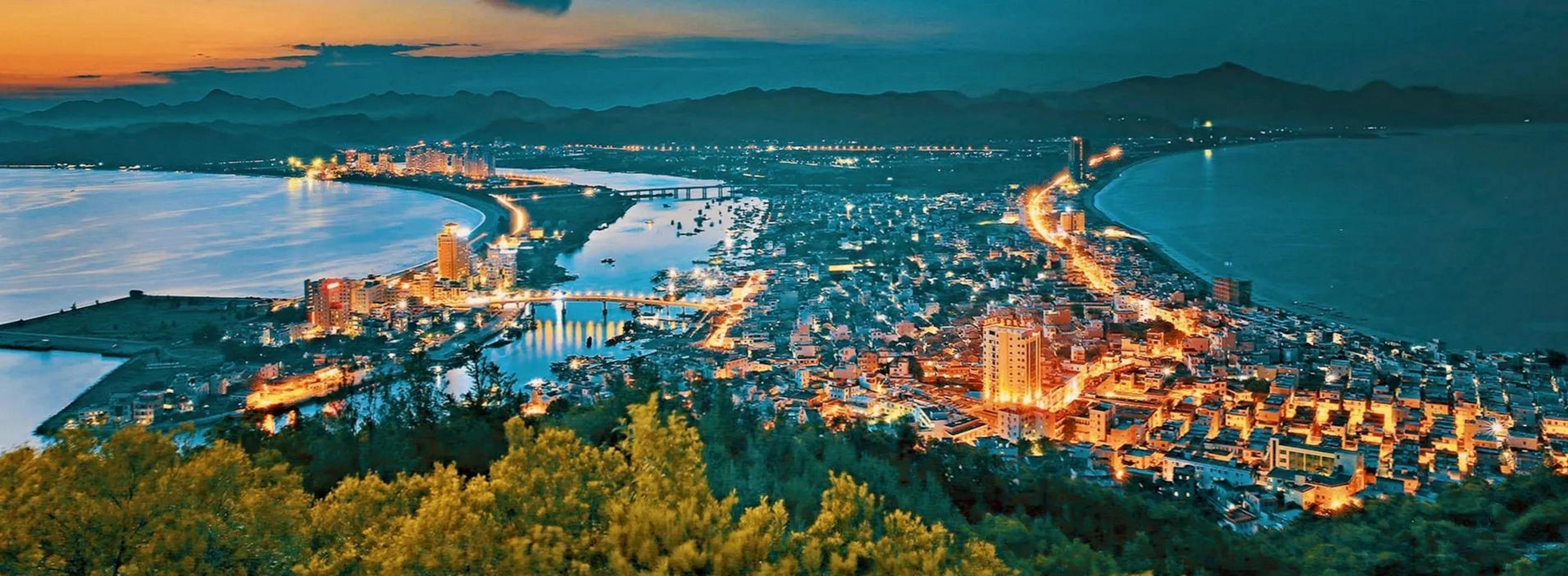 惠州双月湾上 双月湾观景台上(上) 在双月湾的观景台上,乌瞰惠东稔平