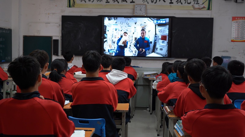 石阡三中:"天宫课堂"点燃学子"航天梦"