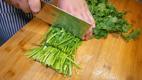 才知道,香菜还可以腌着吃,饭店大厨亲授方法,随吃随取超下饭
