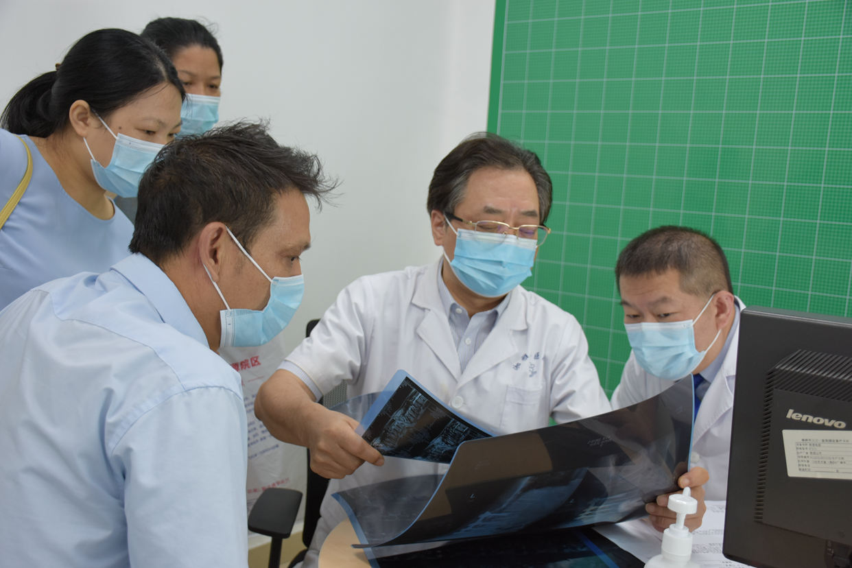 国内著名脊柱外科专家吕国华坐诊株洲