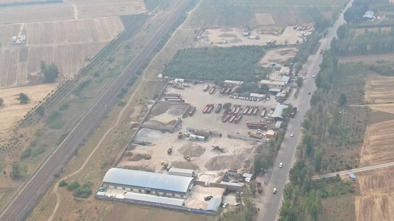 河南汝州临汝镇出现多家石料厂物料不做覆盖污染普遍