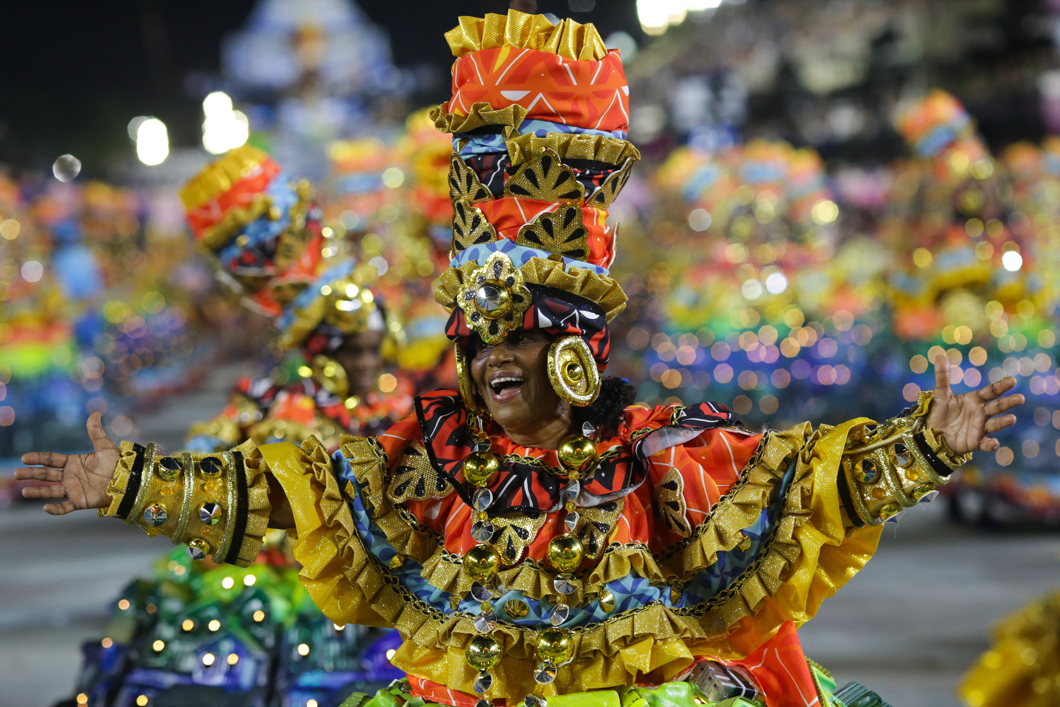 狂欢节上的桑巴舞校表演(6)