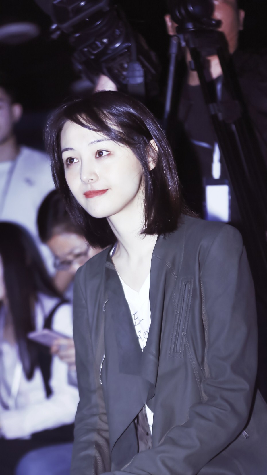 郑爽越来越会穿了,私服造型甜美和帅气随意切换,还敢说她邋遢?