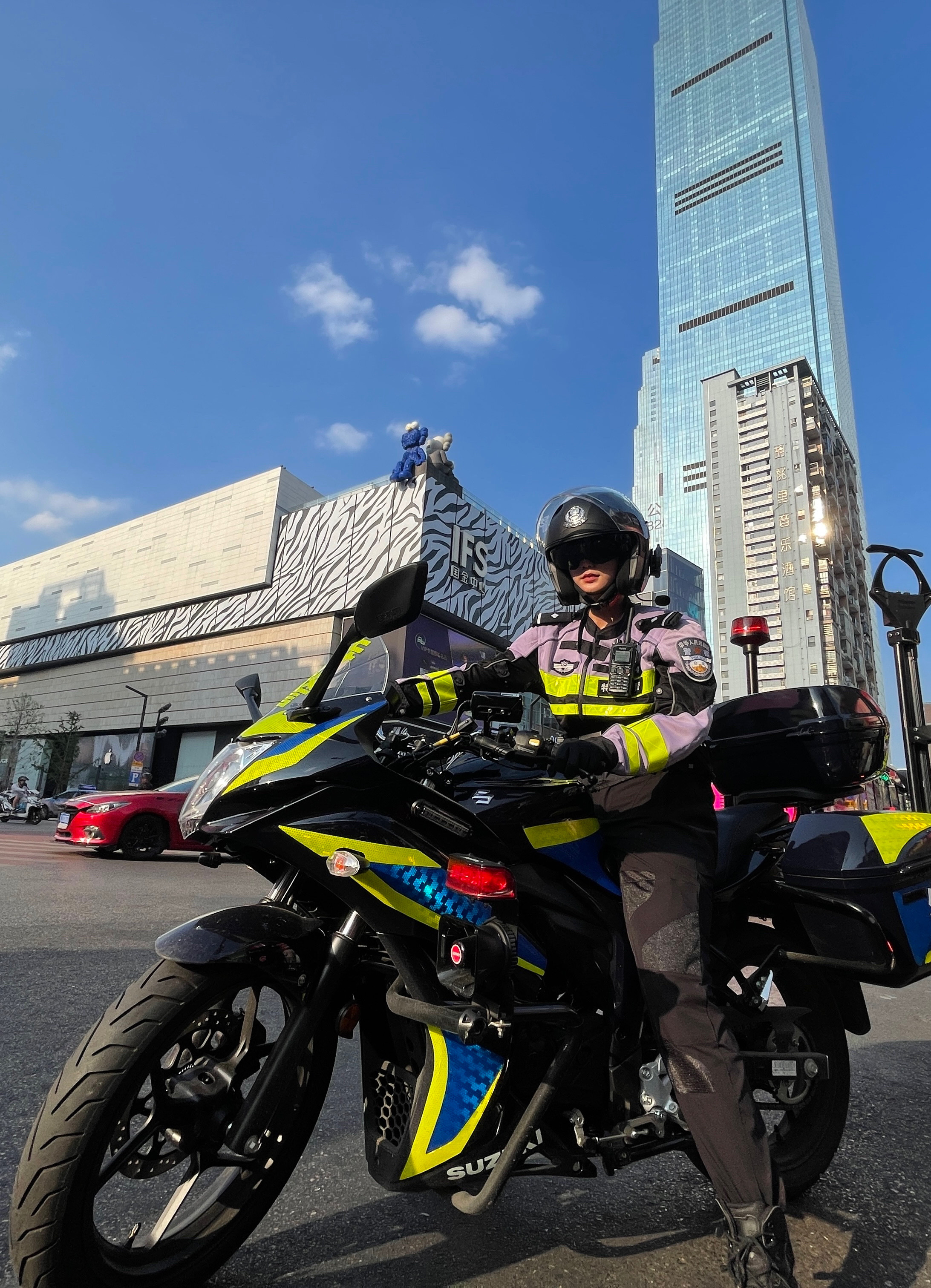 酷炫背后是汗水——长沙00后女特警铁骑队员三伏天巡逻护平安