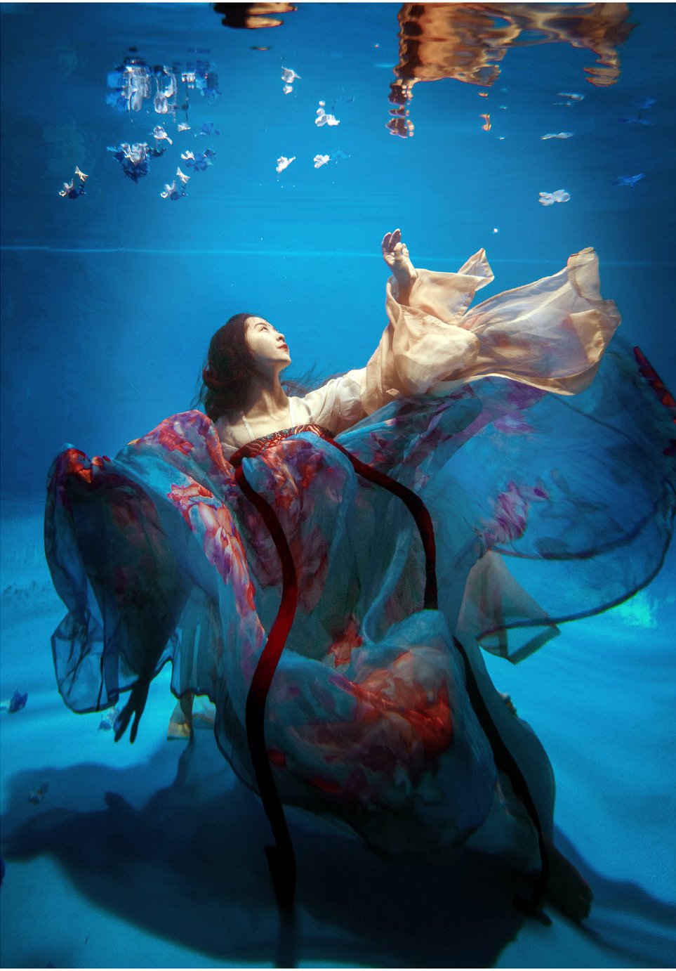 最近火了一种"水下汉服"写真,效果太惊艳,路人也跃跃欲试