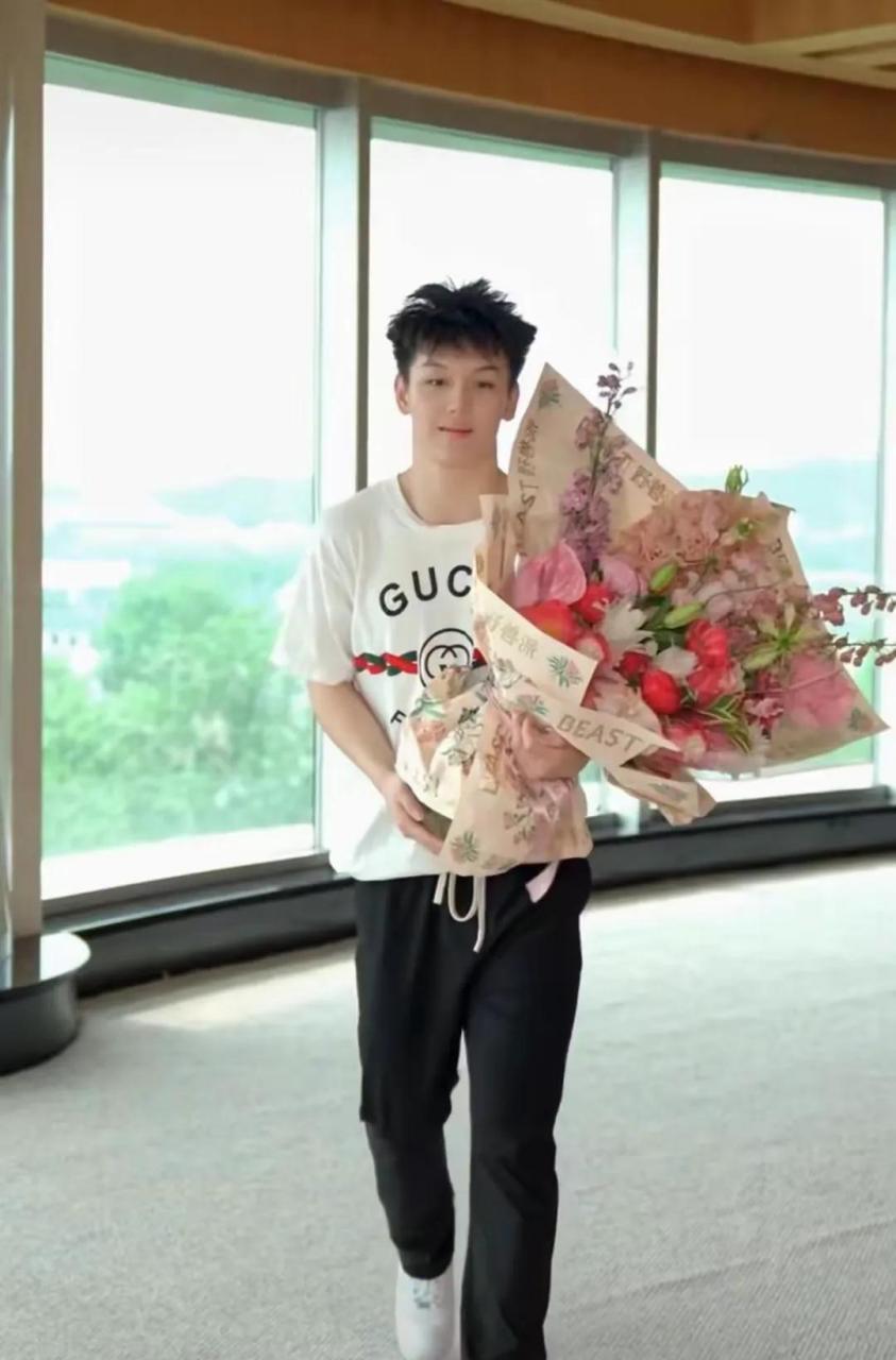 王艳儿子,男大十八变!