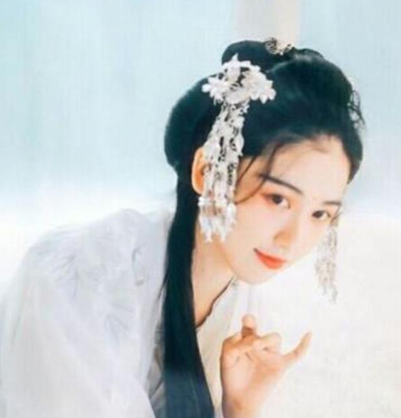 《死对头她又娇又美》西梁国女国师,撩的男人能绕皇城三圈