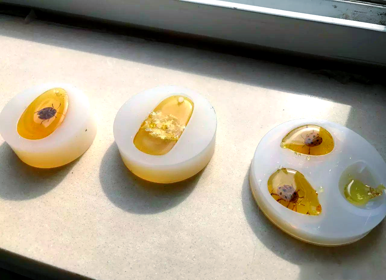 自制琥珀:从松香到美丽装饰品的奇幻旅程