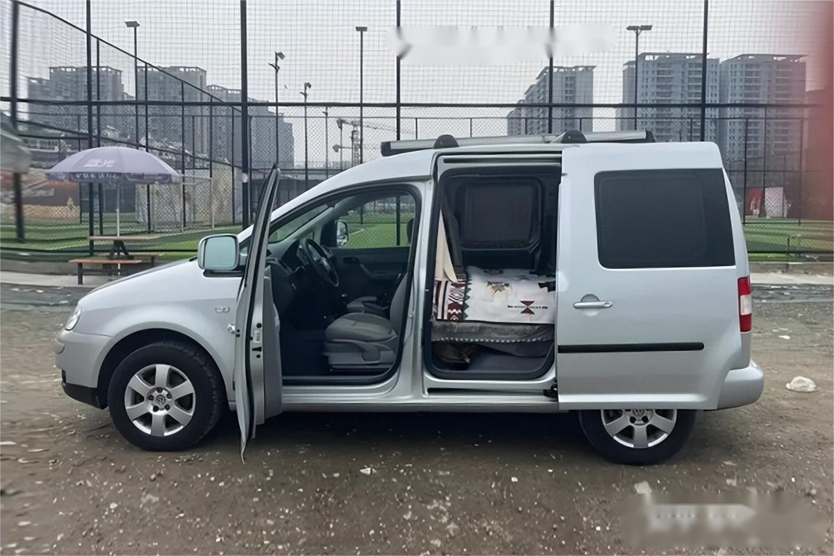 旅居车小案例,大众开迪改装床车旅行,家用轿车打造露营车自驾游