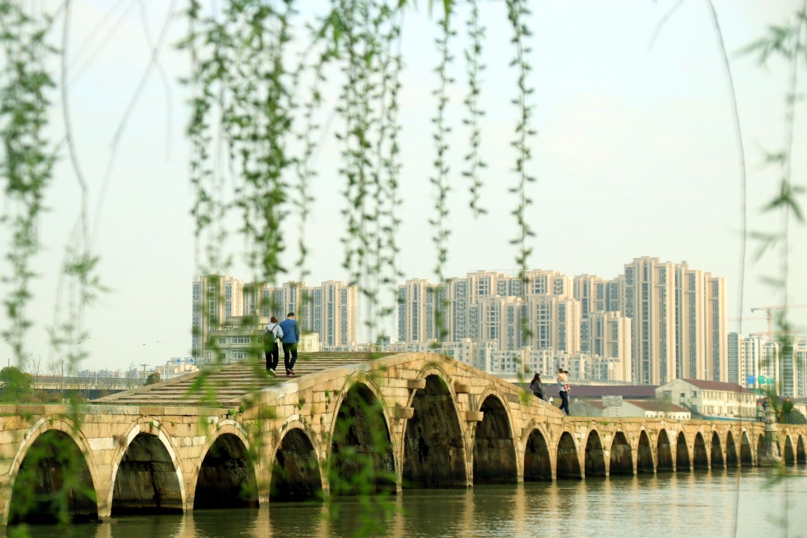 苏州:千年宝带桥春意浓 游客前来春游赏景