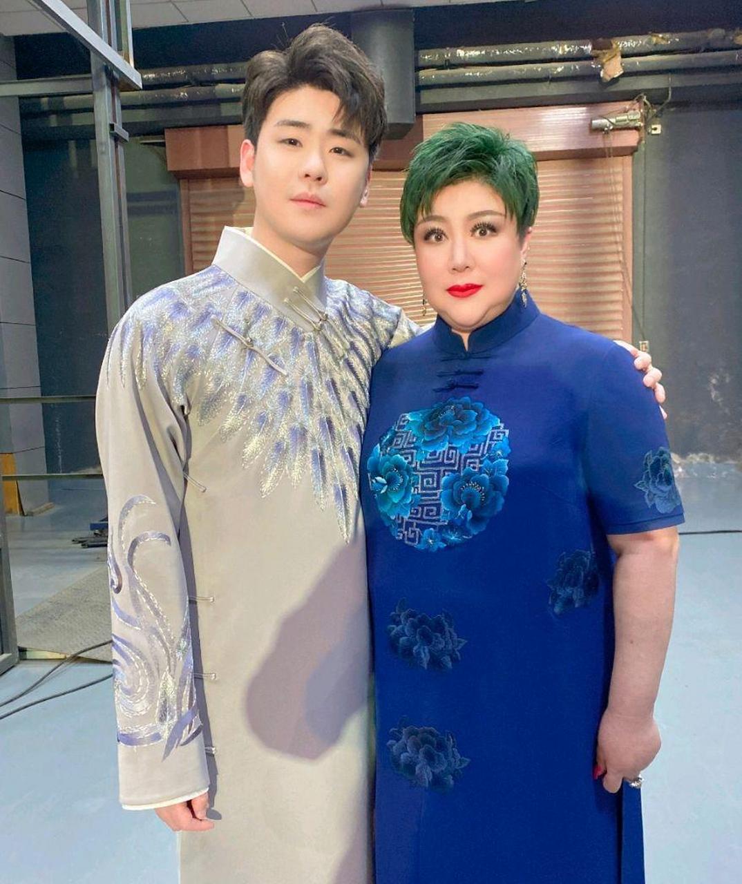 导语:张云雷首穿刺绣大褂,德云大师兄实至名归,和郭德纲同台毫不逊色