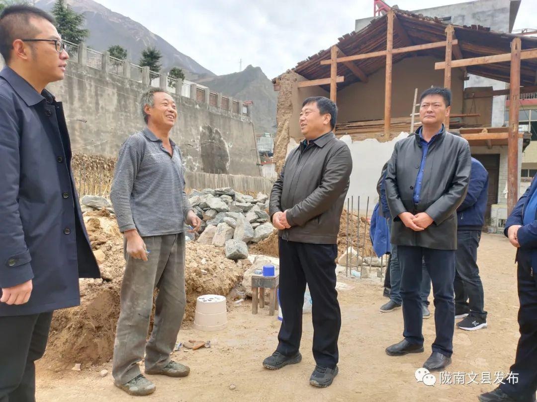 苏彦君在石坊镇堡子坝镇检查指导灾后恢复重建工作