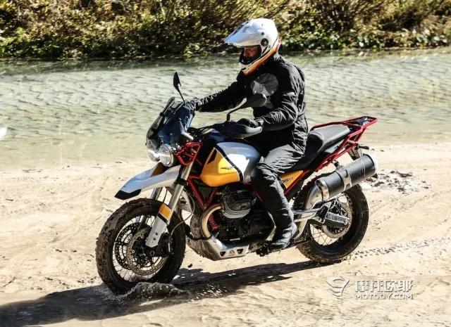 横置v双 轴传动,被严重冷落的个性adv摩托古兹v85tt