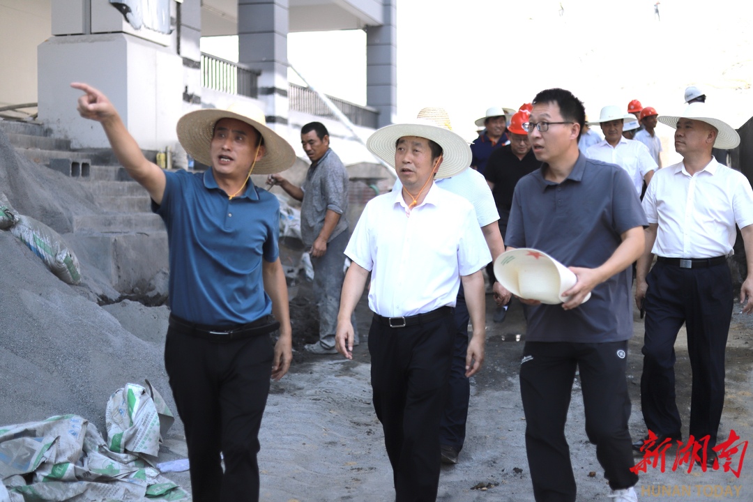 高湘文调研督导湾溪小学项目建设及安全生产情况