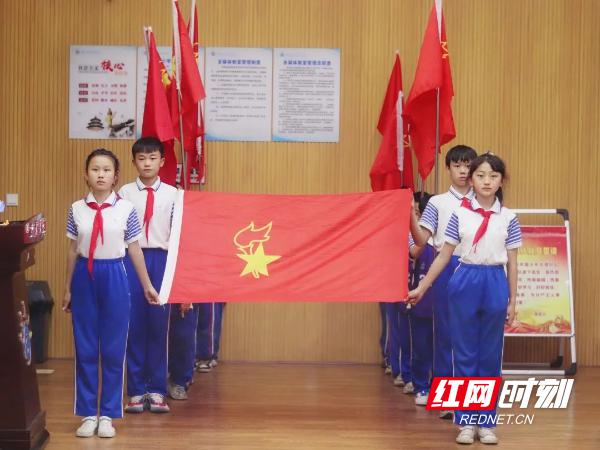栗雨小学举行春季入队仪式