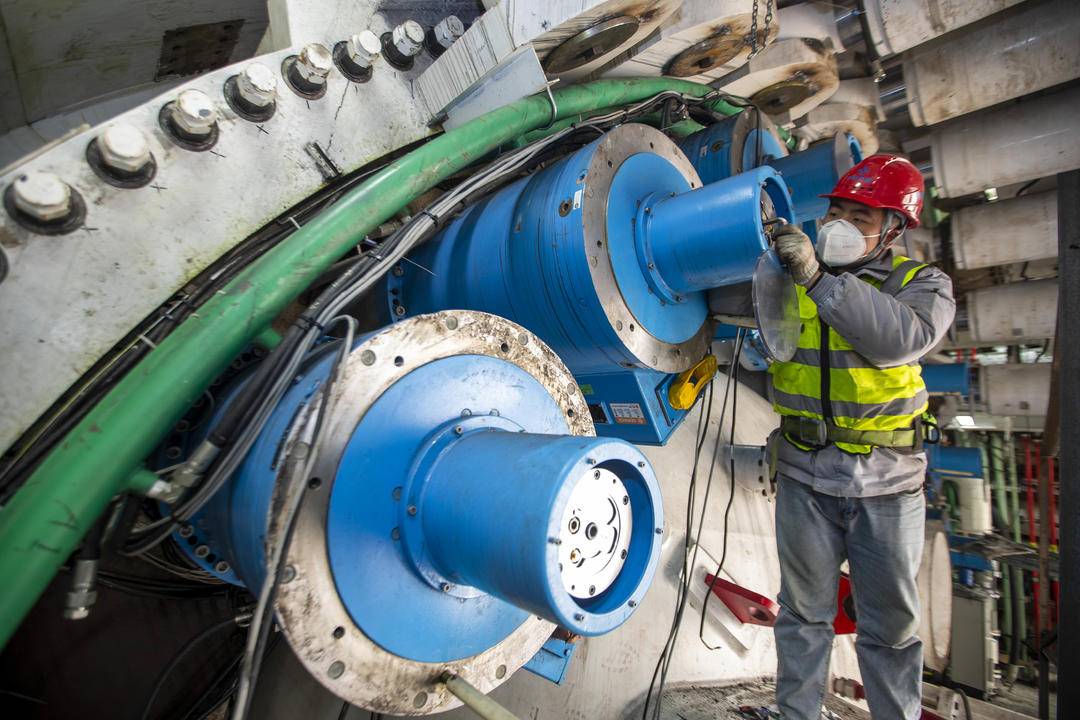 组图|江苏靖江:国内最大直径盾构机"聚力一号"刀盘进入下井安装阶段