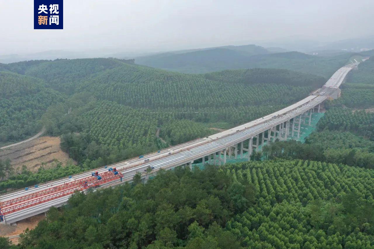 武忻高速合山1号大桥顺利实现全幅贯通