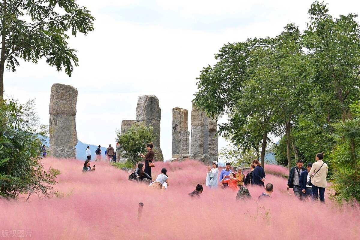 重庆市酉阳土家族苗族自治县板溪镇叠石花谷景区内游人如织