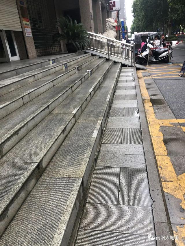 南阳市中州路交通银行占压人行道多年 行人走路难