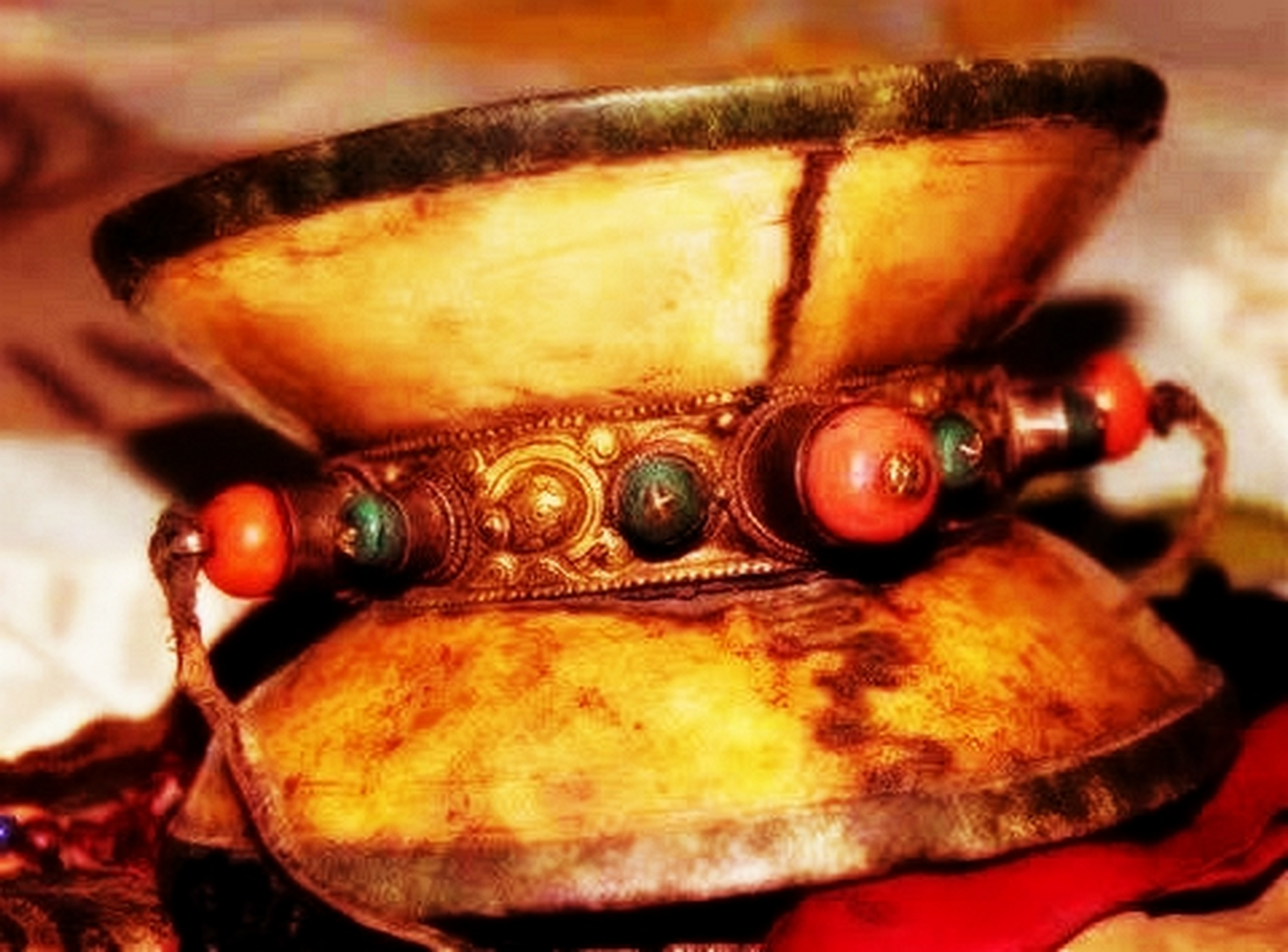 布达拉宫法器"阿姐鼓" 孔鼓制作:割掉农奴女婴的耳聋舌.