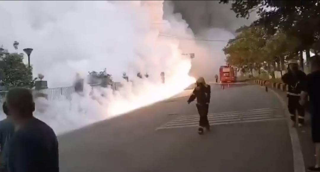 装28吨黄磷货车在四川汉源侧翻自燃:经紧急处置,当地空气质量稳定