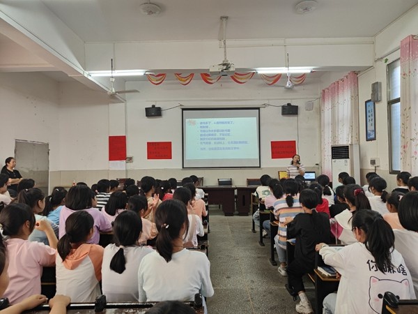 石口中学召开女生大会为成长护航