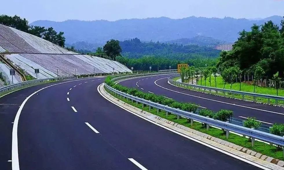 下雨天气,在高速公路行驶时请降低车速,开启示廓灯和雾灯,保持与前车