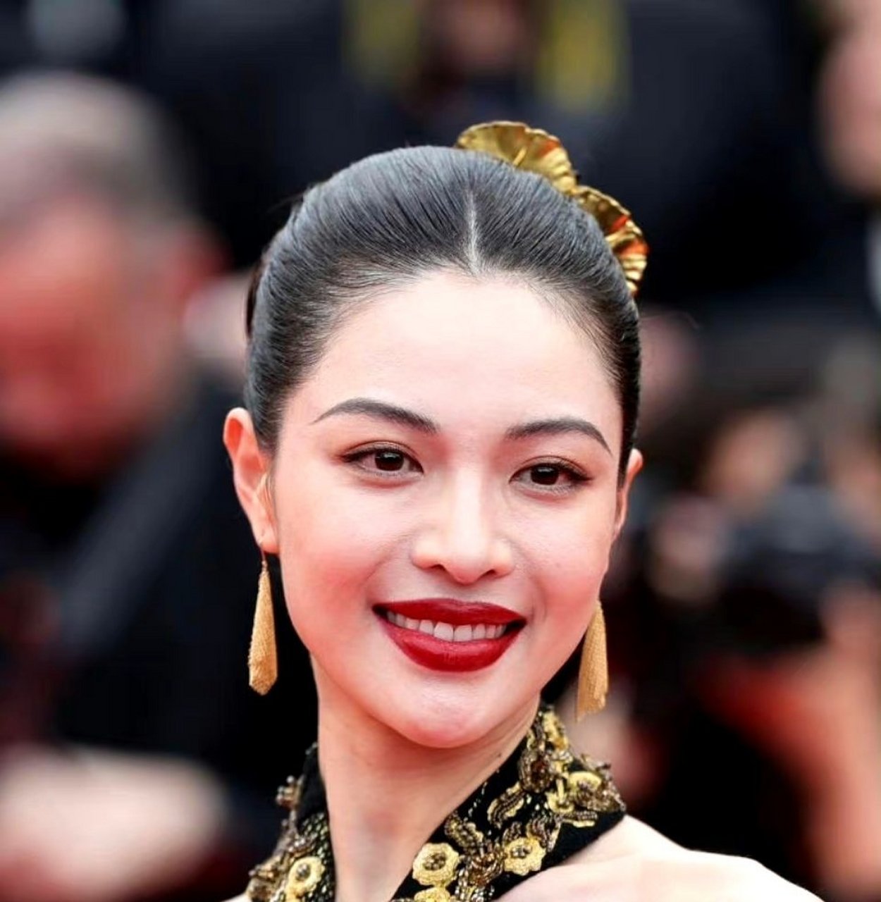 钟楚曦 鼻颧有力,垂珠朝口,耳高于眉个人努力贵人运佳老板相十足,近3