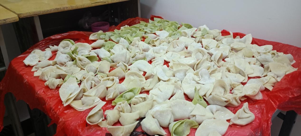 思源实验学校:浓浓饺子香 拳拳师生情