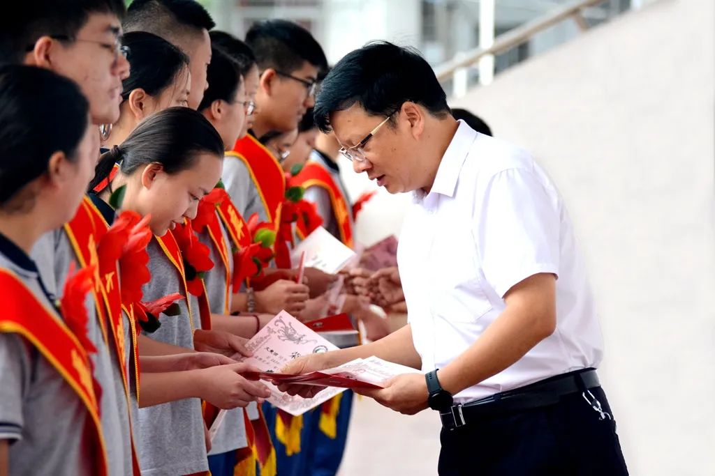 学校党委书记,校长苏国刚为优秀学生颁奖 大会在庄严的国歌声中拉开