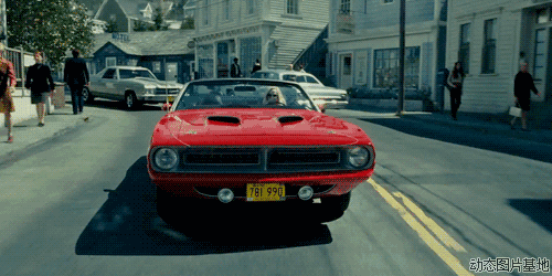 既可以防晒又能减少出汗, 在这座美丽的沿海城市的夜晚里 开车兜风