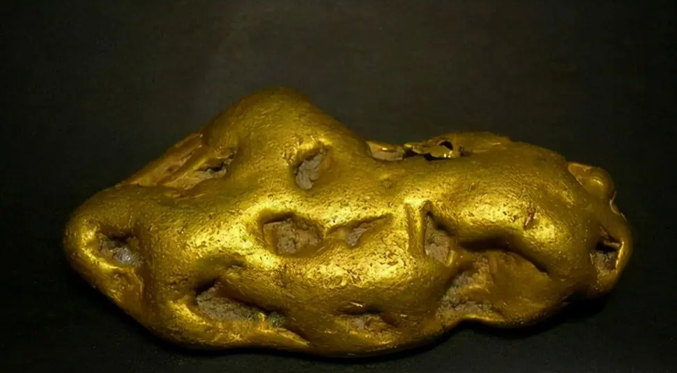 伏牛山的一位普通农民,曾在河里捞出一大块黄金,估价至少7000万