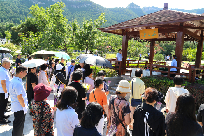 让思念化成一朵花:济南玉函山安息园花坛葬人数8年增10倍