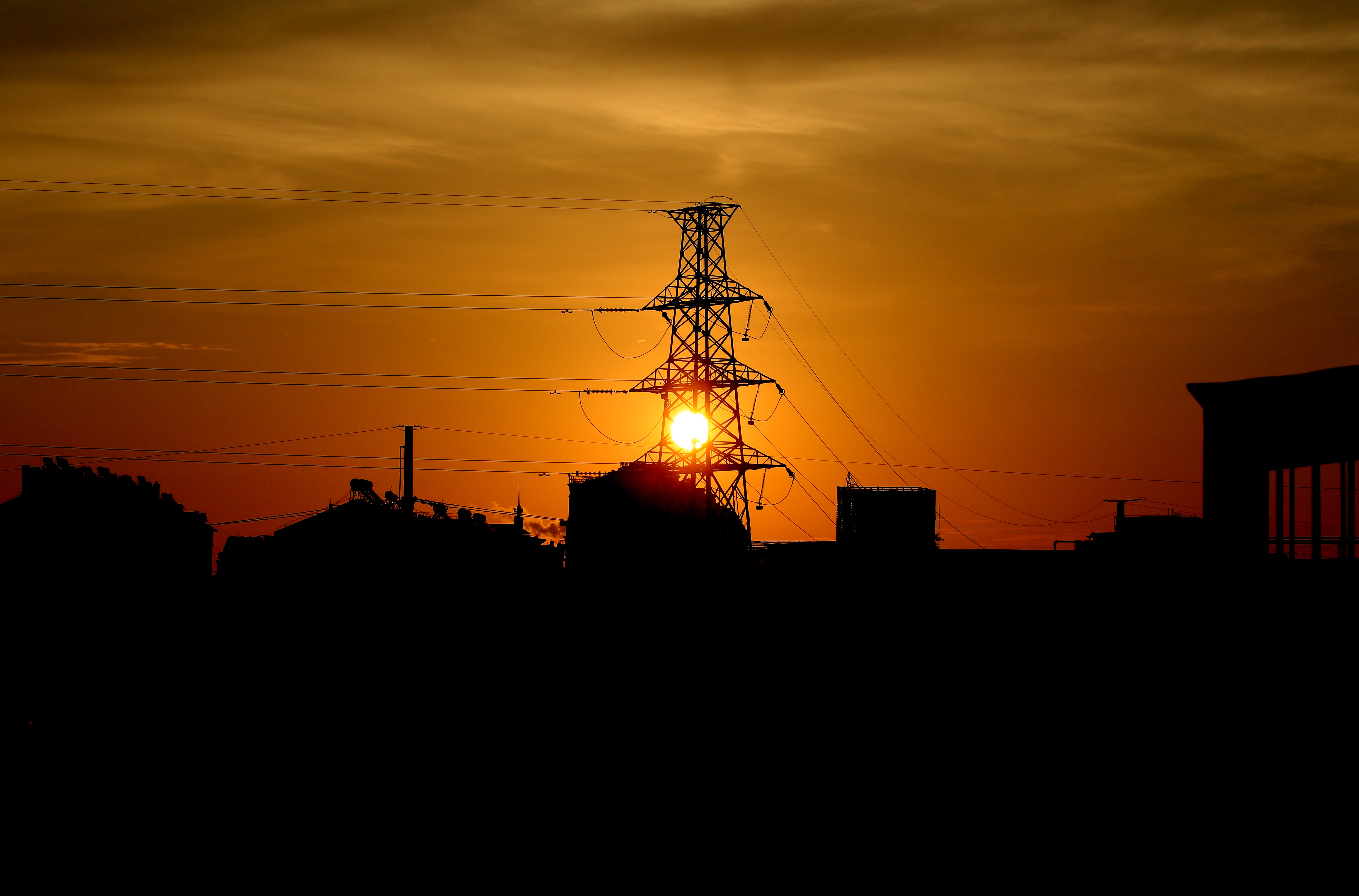 骄阳当空 霞光似火