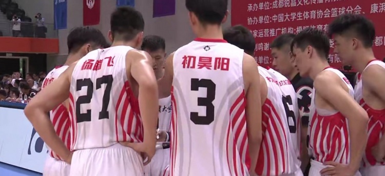 拼尽全力!杨腾飞全场12中7得到22分3板2助 第二节5中5砍下15分