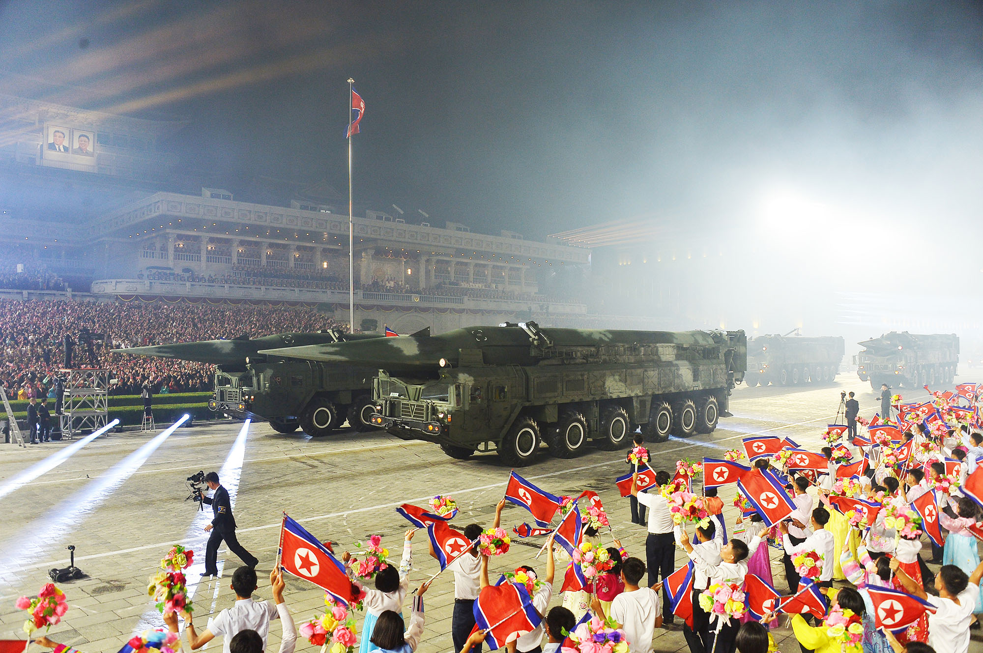 朝鲜通过阅兵式彰显军事力量