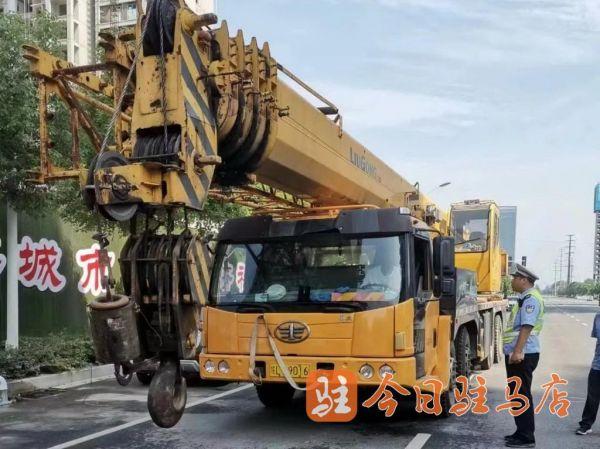 驻马店交警严查大型车辆"闯禁行"