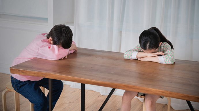 东莞某校学生趴桌午休一学期收200元,学校,政府热线回应