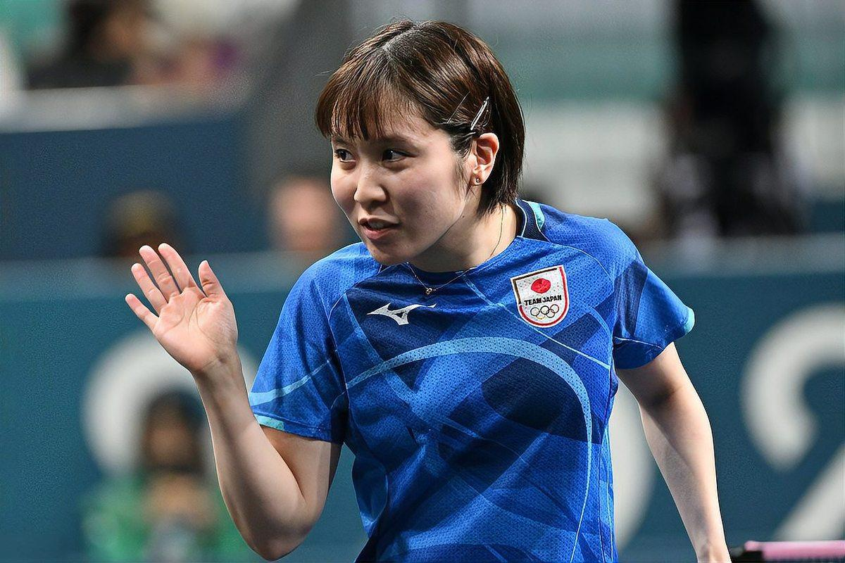 平野美宇日本队运动员在乒乓球比赛中挥手致意