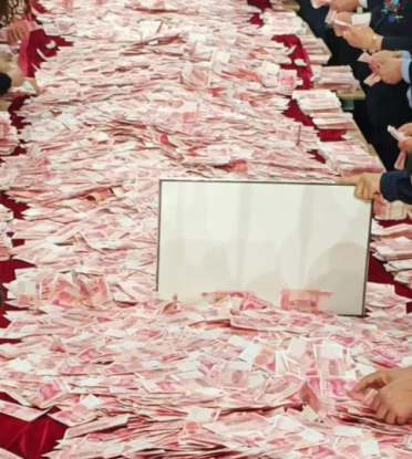 河南一公司年会变大型数钱现场！员工领钱数了近10万：手都抽筋了