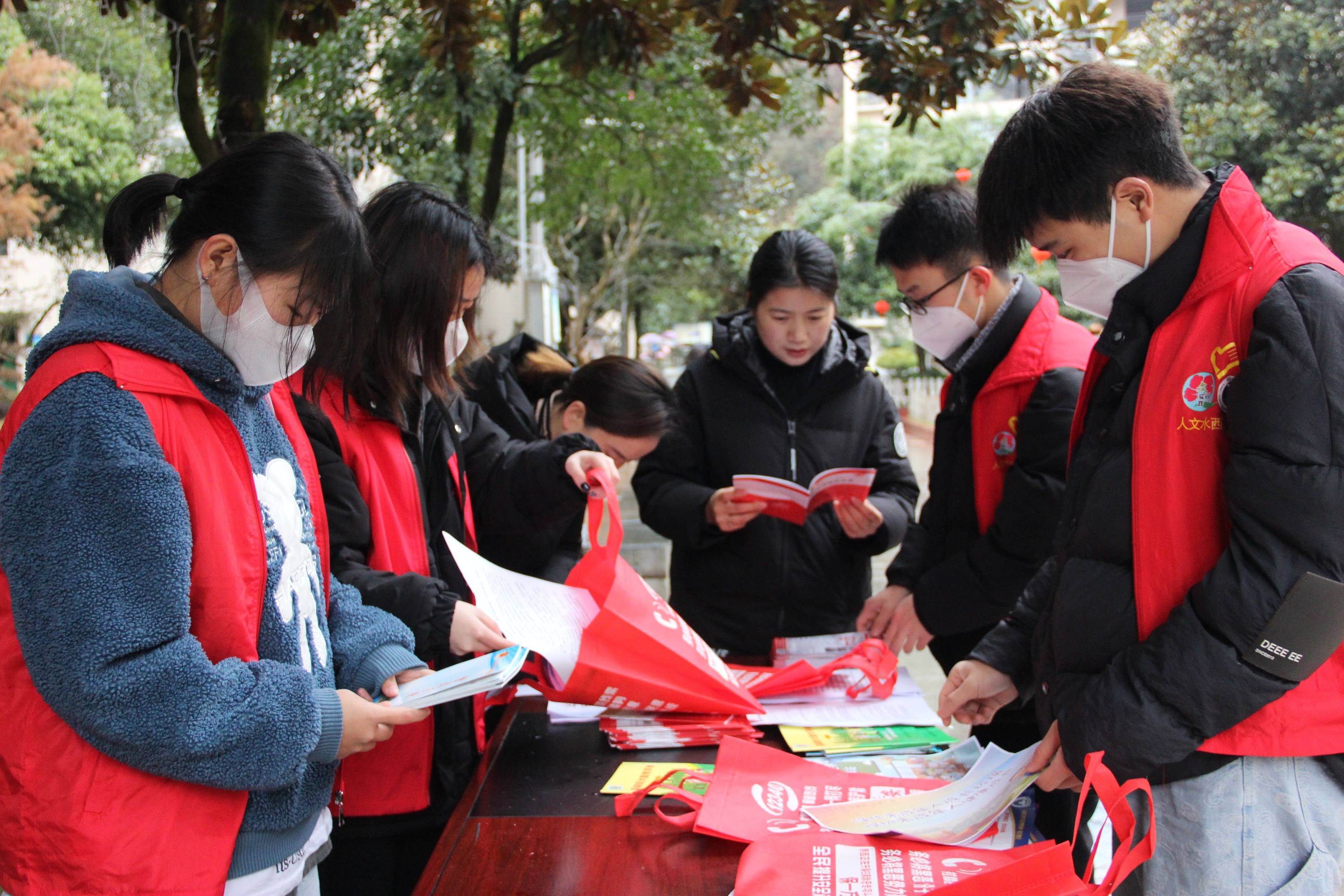 学生志愿者照片图片